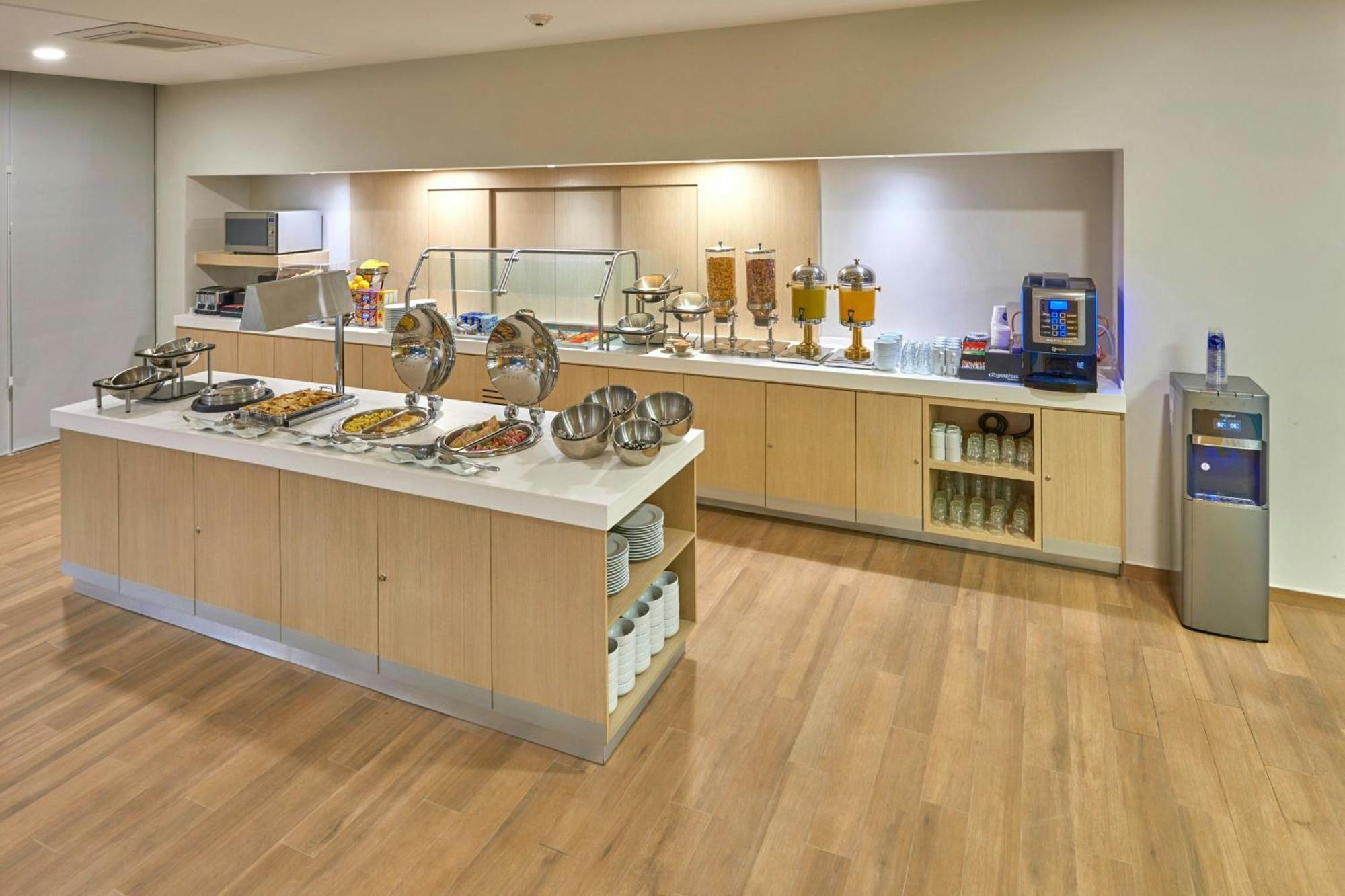 Alfredo V. Bonfil City Express Suites By Marriott Cancun Aeropuerto מראה חיצוני תמונה